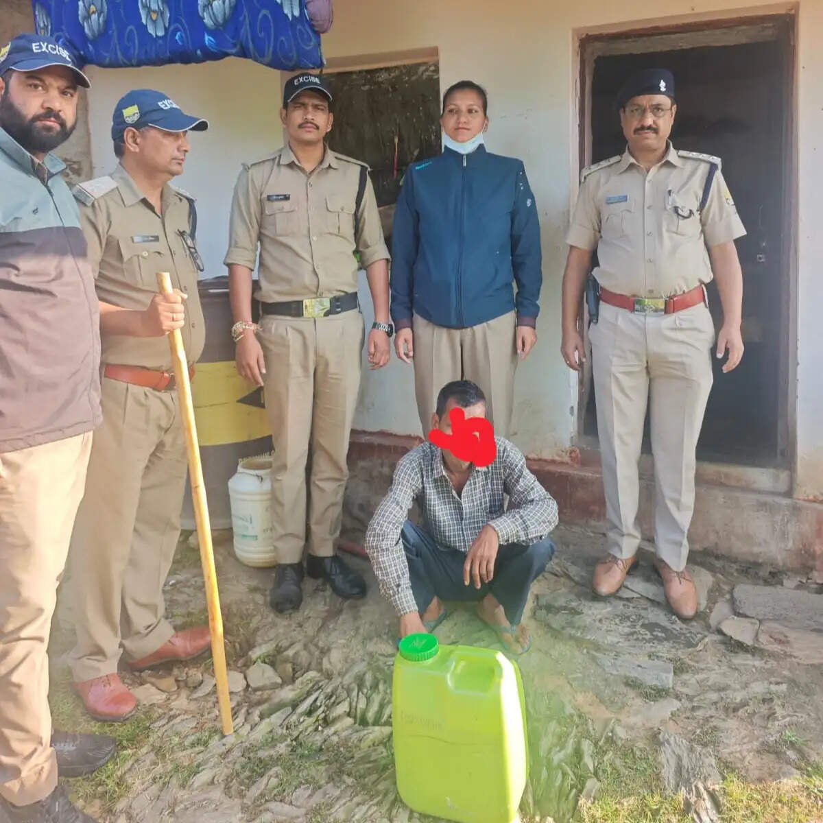 छापेमारी में 200 लीटर लहन और 30 लीटर कच्ची शराब बरामद