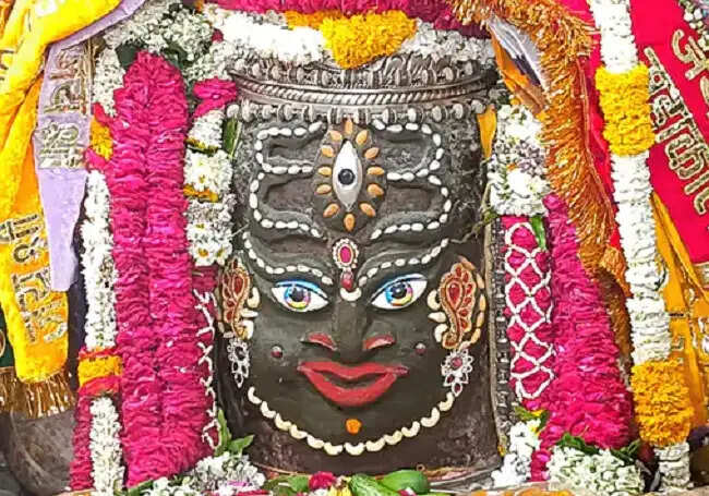 प्रसिद्ध गायक अरिजीत सिंह ने किए भगवान महाकाल के दर्शन, सपत्नीक भस्म आरती में हुए शामिल