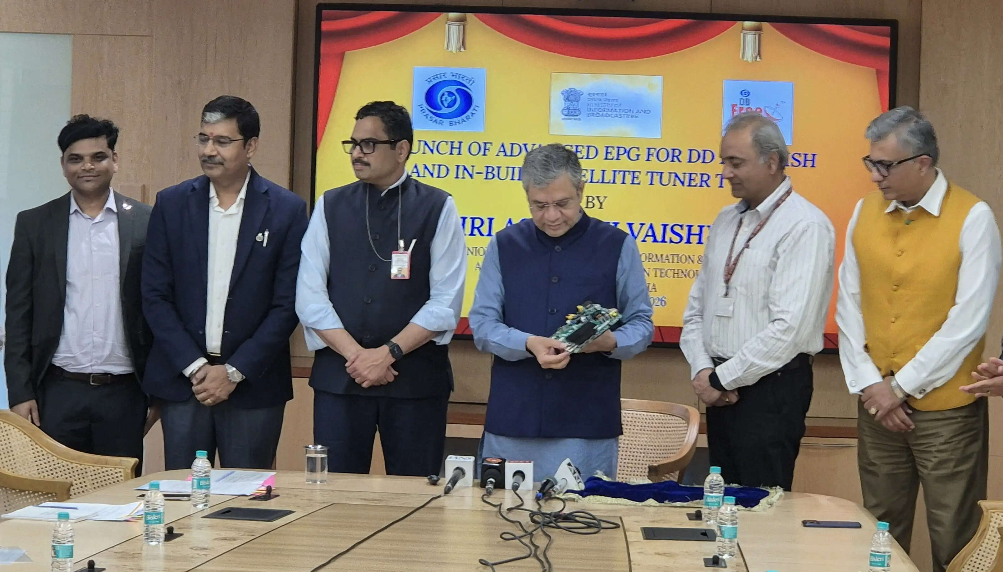 टीवी सेटों में सूक्ष्म सेट टॉप बॉक्स लगा हुआ मिलेगा, 450 चैनल मुफ्त देख सकेंगे