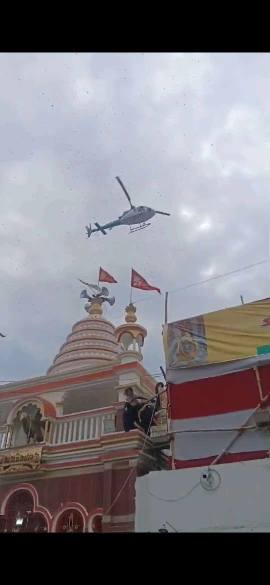 विश्व प्रसिद्ध बाबा हरिहरनाथ मंदिर पर तीसरी सोमवारी को हेलीकॉप्टर से हुई पुष्प वर्षा