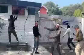 भाेपाल:&nbsp;मंत्री विजय शाह के बंगले पर युवा कांग्रेस का प्रदर्शन, नेम प्लेट पर पोती कालिख