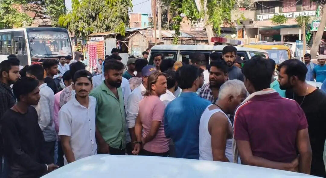 वीरपुर गोल चौक का गोलंबर हुआ क्षतिग्रस्त, अनियंत्रित कार ने मारी जोरदार टक्कर, एक व्यक्ति जख्मी