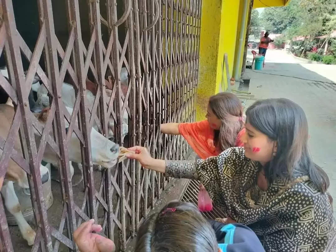 मंत्री रेखा ने महादेव का पूजन और गौ सेवा कर मनाई होली