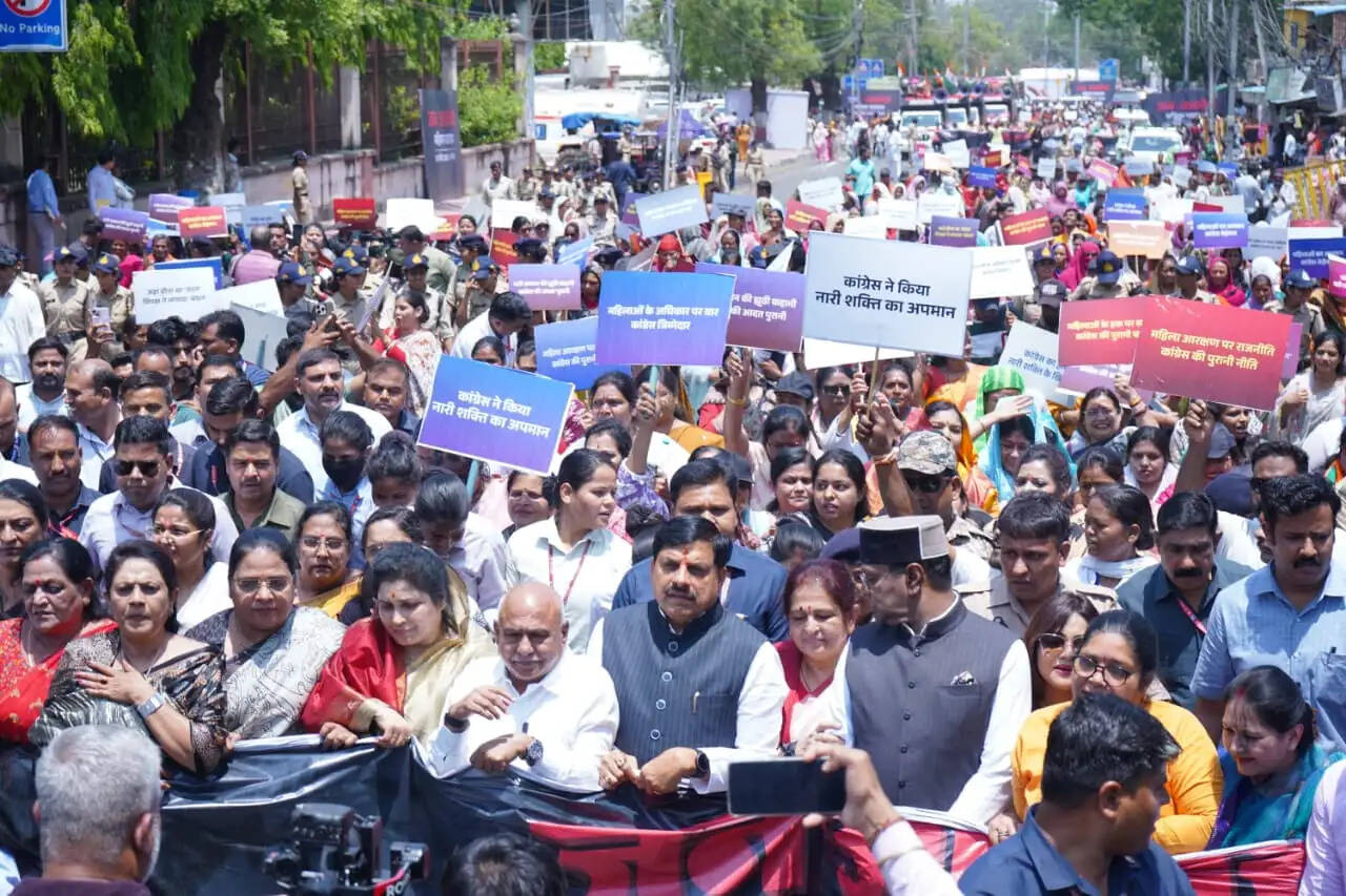 महिला आरक्षण पर गरमाई सियासत, भोपाल में भाजपा की जन आक्रोश पदयात्रा, सड़कों पर उतरीं हजारों महिलाएं