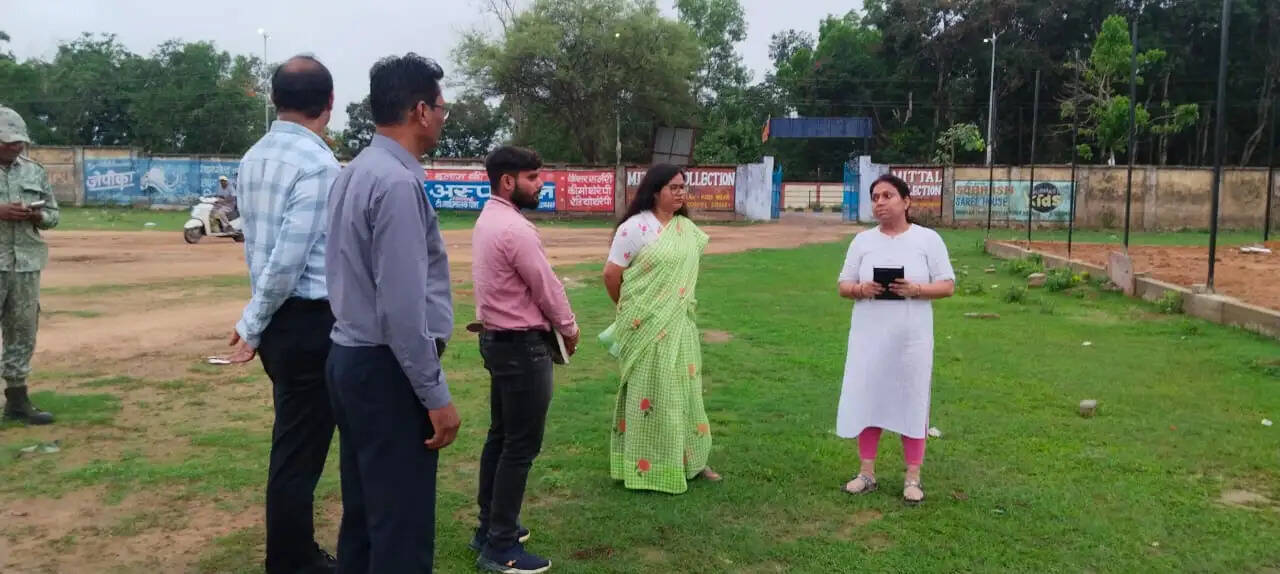 सूरजपुर : कलेक्टर ने सार्थक आवासीय वॉलीबॉल अकादमी का किया निरीक्षण