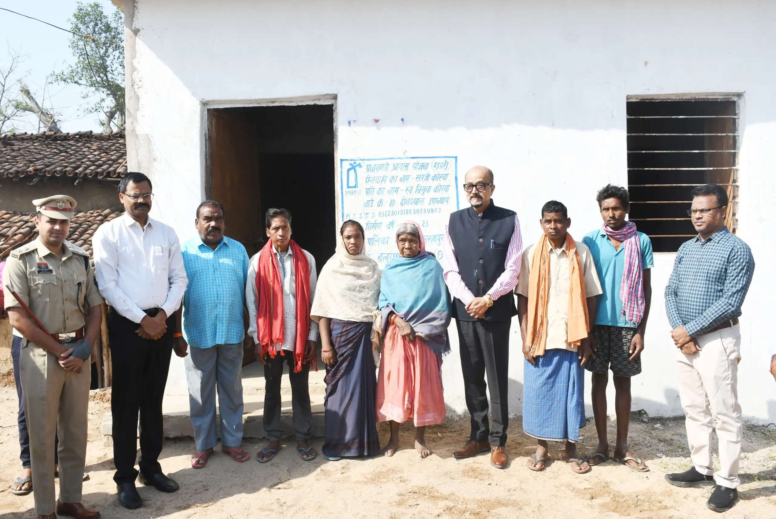 बलरामपुर : प्रधानमंत्री आवास की लाभार्थी सरजी कोरवा से मिले राज्यपाल