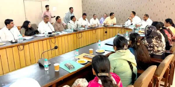 ग्रामीण लाइब्रेरी व आधुनिक बस स्टॉपेज का प्रस्ताव पारित