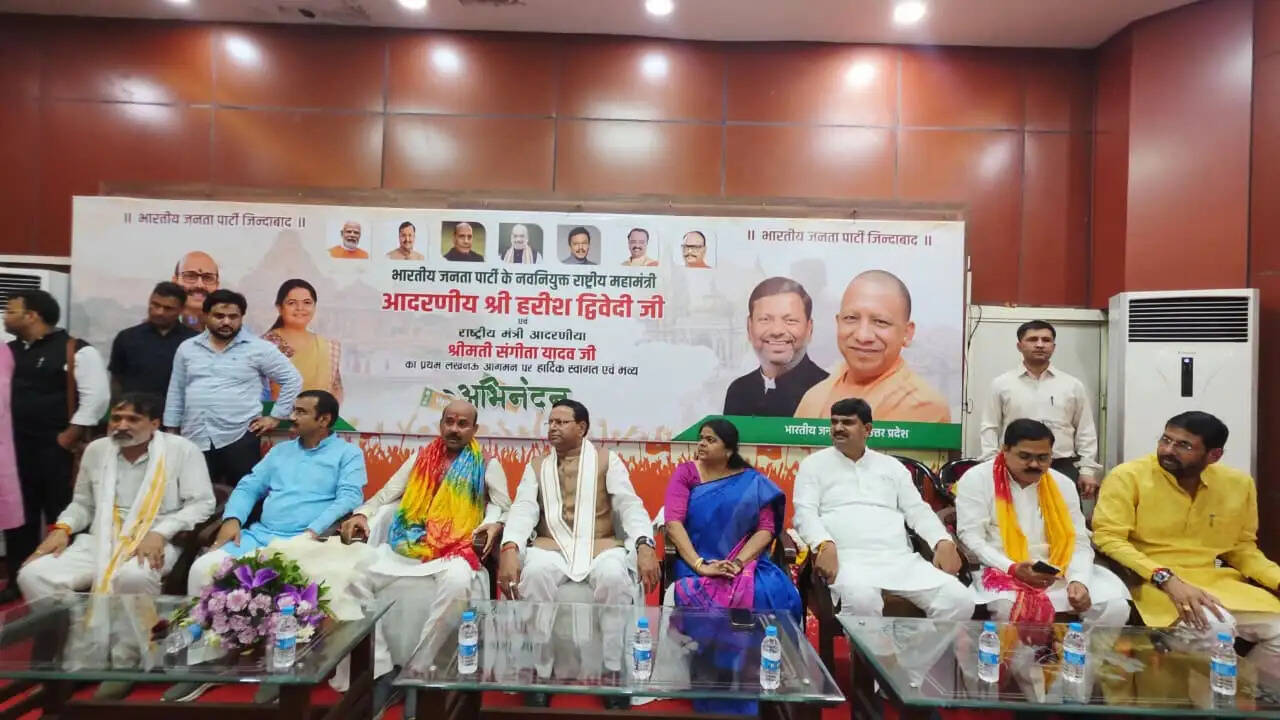 हरीश द्विवेदी का लखनऊ में हुआ ऐतिहासिक स्वागत, 2027 के चुनाव में कार्यकर्ताओं से प्रचंड विजय का किया आह्वान