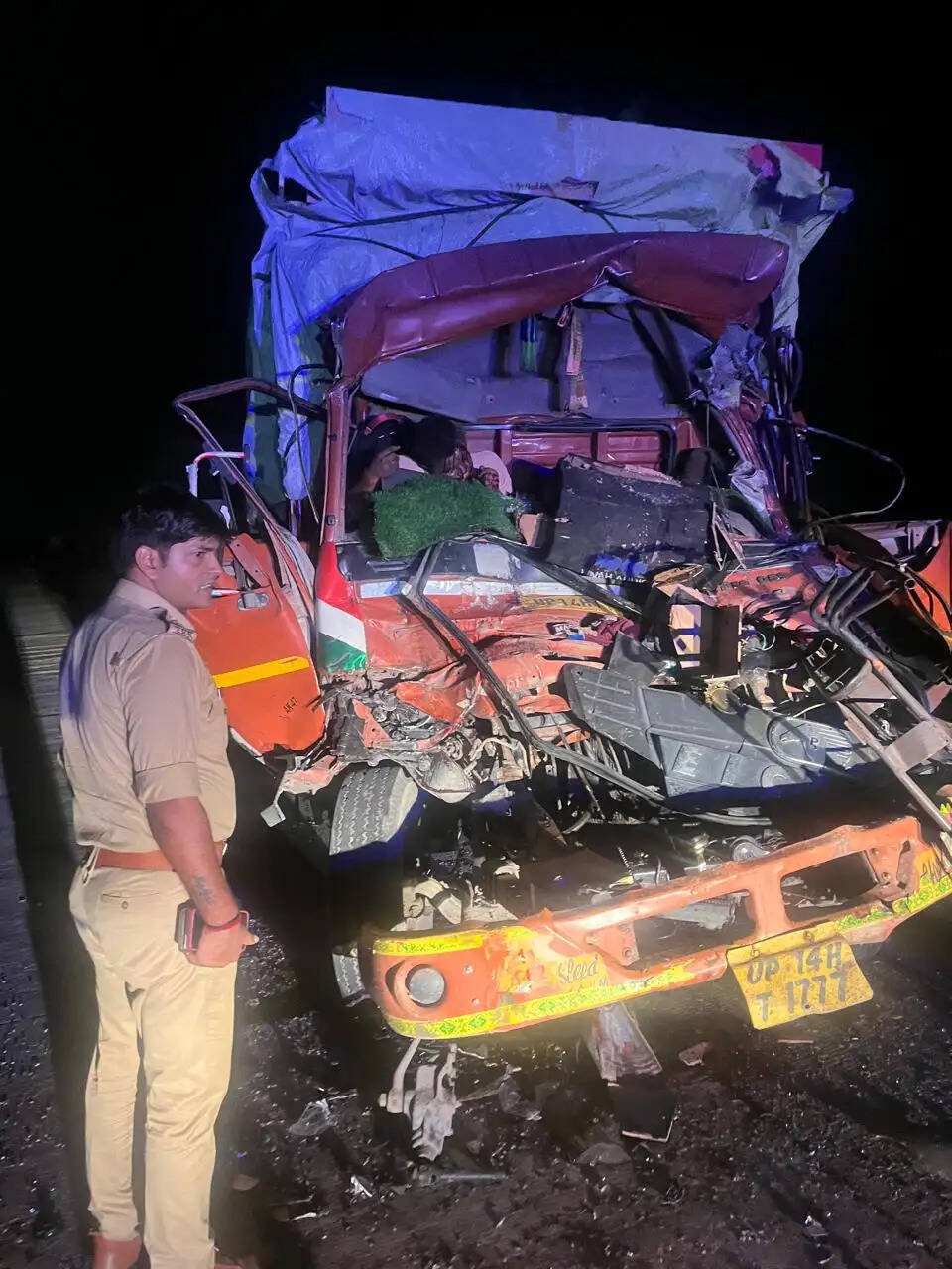 सुलतानपुर में अनियंत्रित हाेने से वाहन दुर्घटनाग्रस्त , दो लाेगाें की मौत