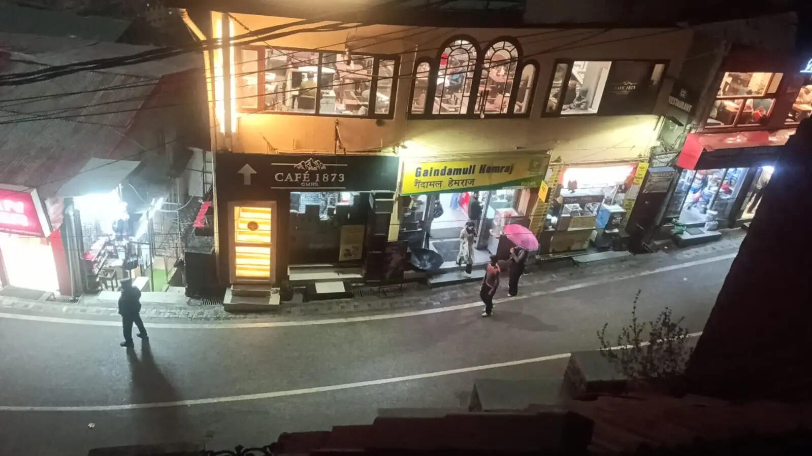 शिमला में दोपहर को छाया अंधेरा, दुकानों-वाहनों की लाइटें जलीं