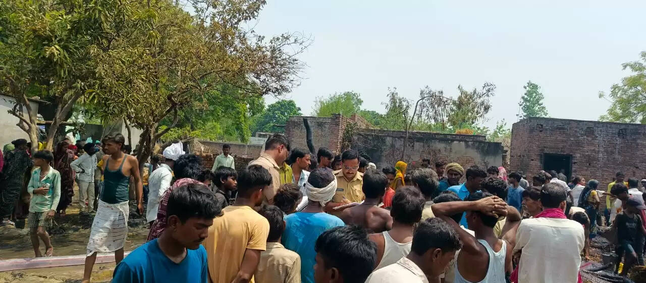 खजुहा गांव में अग्नितांडव: चार घर जलकर राख, लाखों की नकदी व अनाज नष्ट