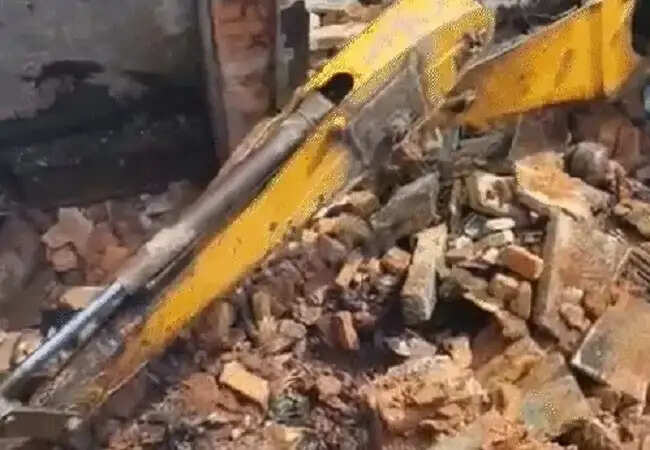 मप्र के शिवपुरी में सिलेंडर ब्लास्ट से ढहा मकान, 4 वर्षीय मासूम की मौत, परिवार के 4 अन्य लोग झुलसे