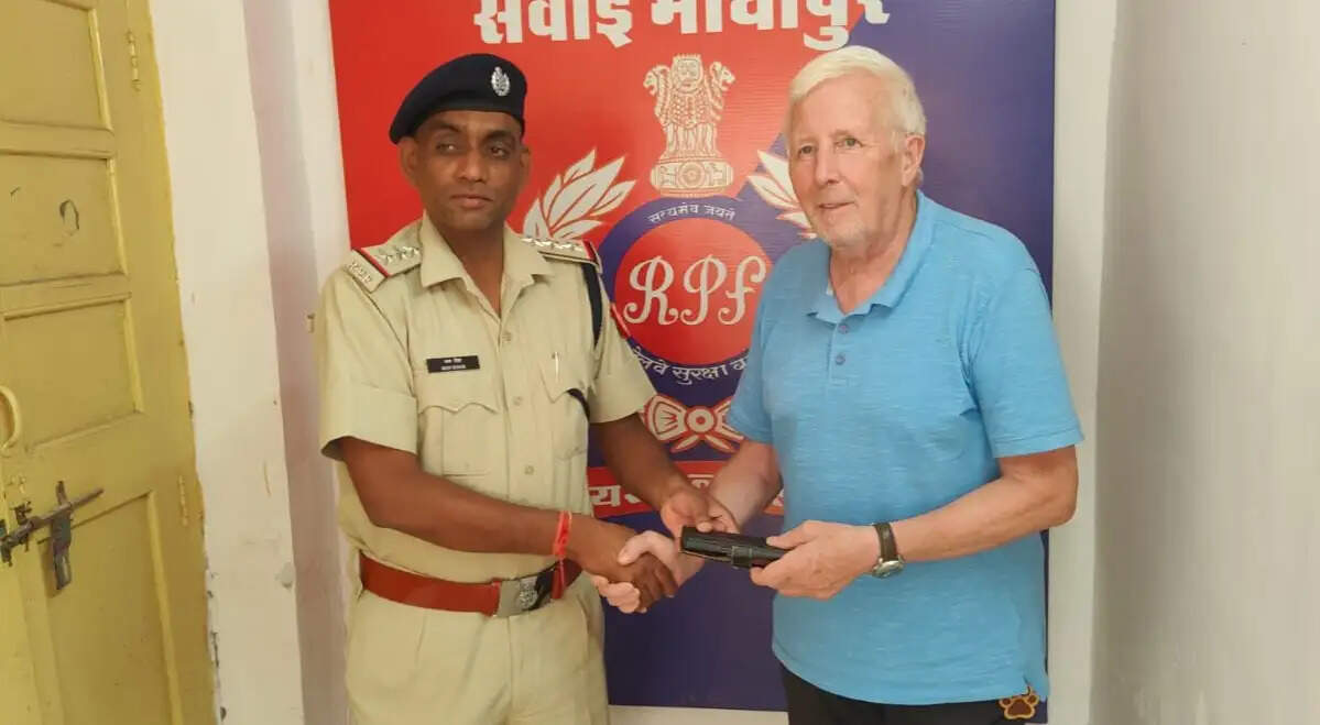 विदेशी पर्यटक ट्रेन में भूल गया 80 हजार का मोबाइल व जरूरी कार्ड, रेलवे ने सुरक्षित लौटाए