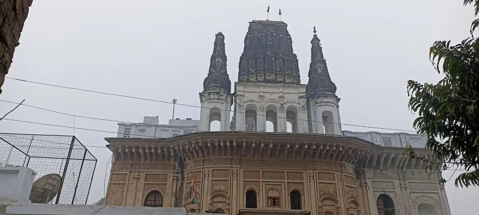 हमीरपुर के बांके बिहारी मंदिर में अंग्रेजों के भागने के बाद क्रांतिकारियों ने फहराया था तिरंगा