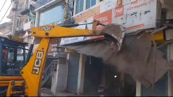 मेन राेड की अतिक्रमण पर चला बुलडाेजर, हटाए गए अवैध दुकानें-गुमटी-खोमचा