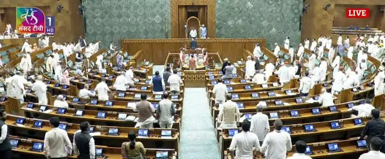 हंगामे के बीच लोकसभा में दो विधेयक पेश, कार्यवाही 2 बजे तक स्थगित