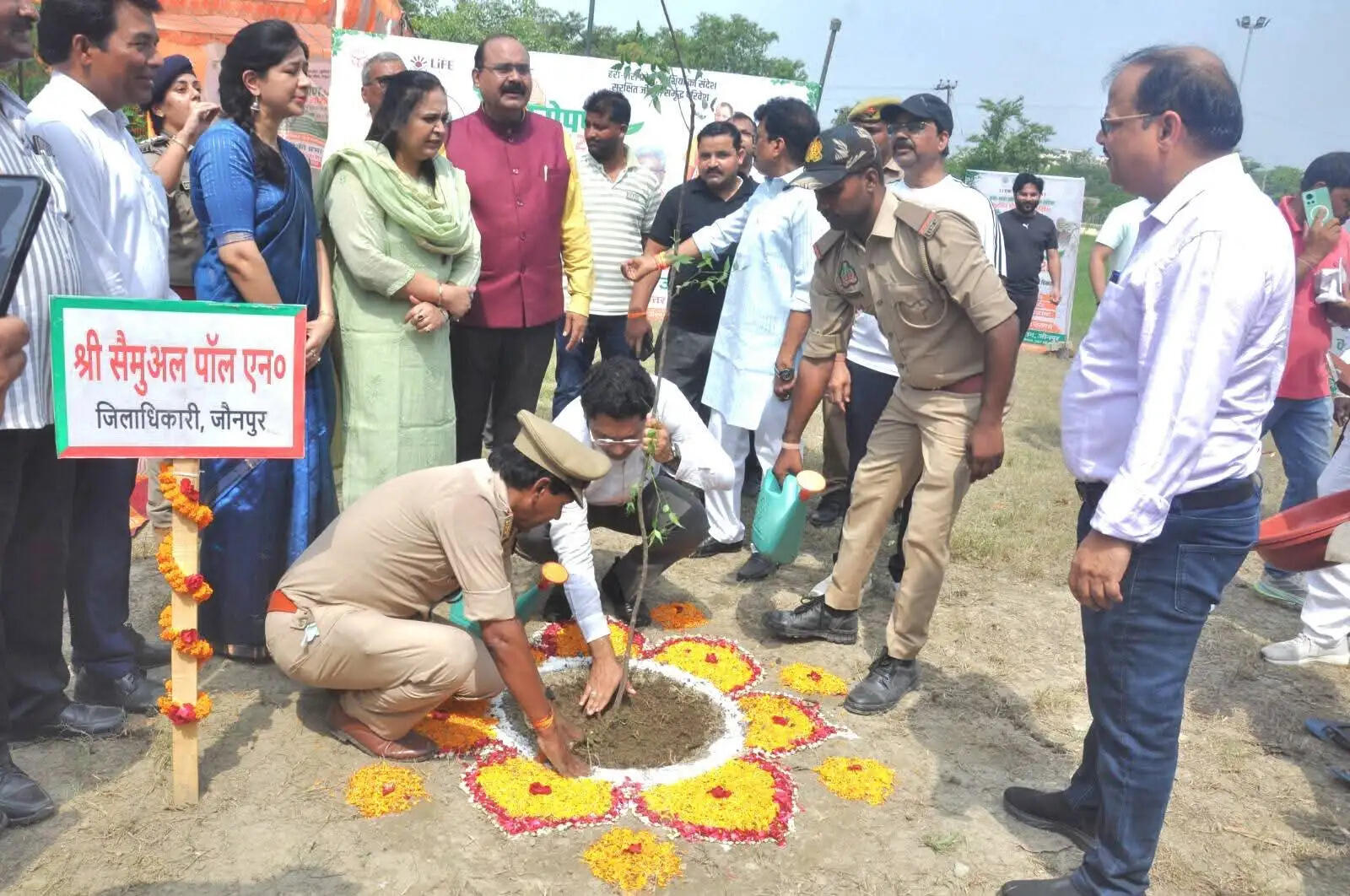 पूर्वांचल विश्वविद्यालय में 'एक पेड़ माँ के नाम' के तहत हुआ वृहद पौधरोपण