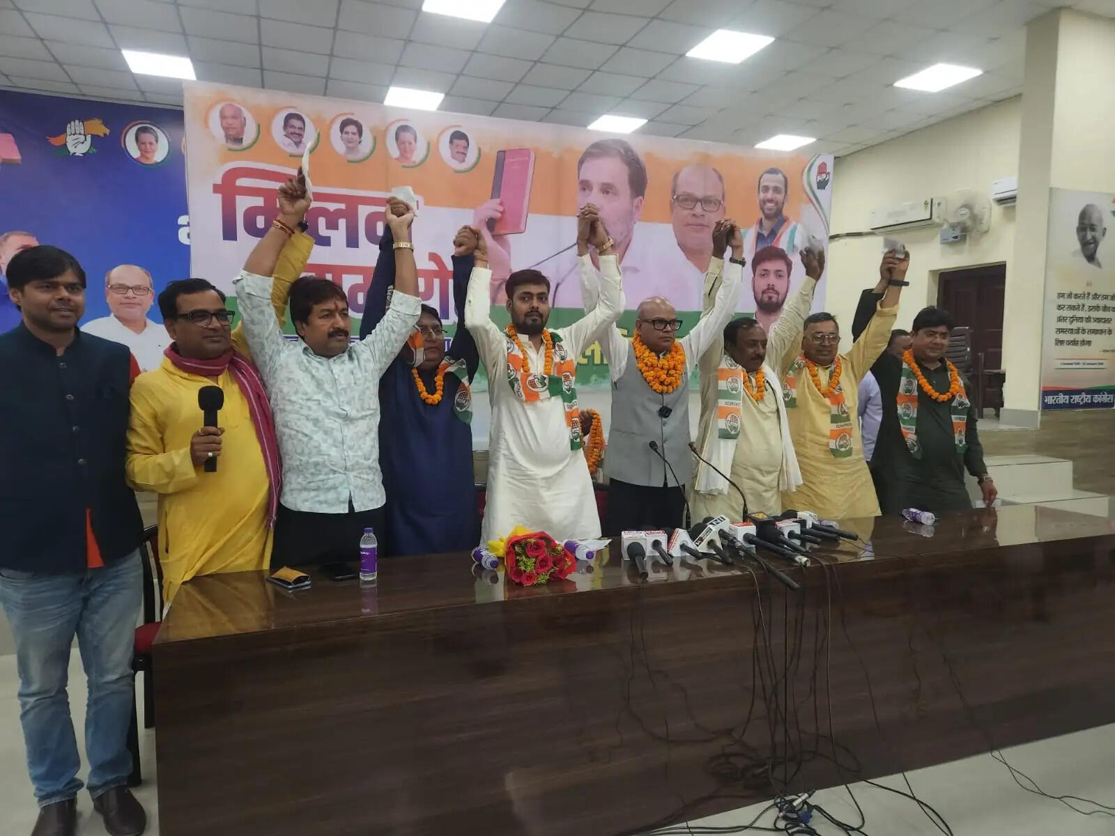 युवा उद्यमी एवं सामाजिक कार्यकर्ता डॉ. पुलकित गर्ग समर्थकों के साथ कांग्रेस में हुए शामिल