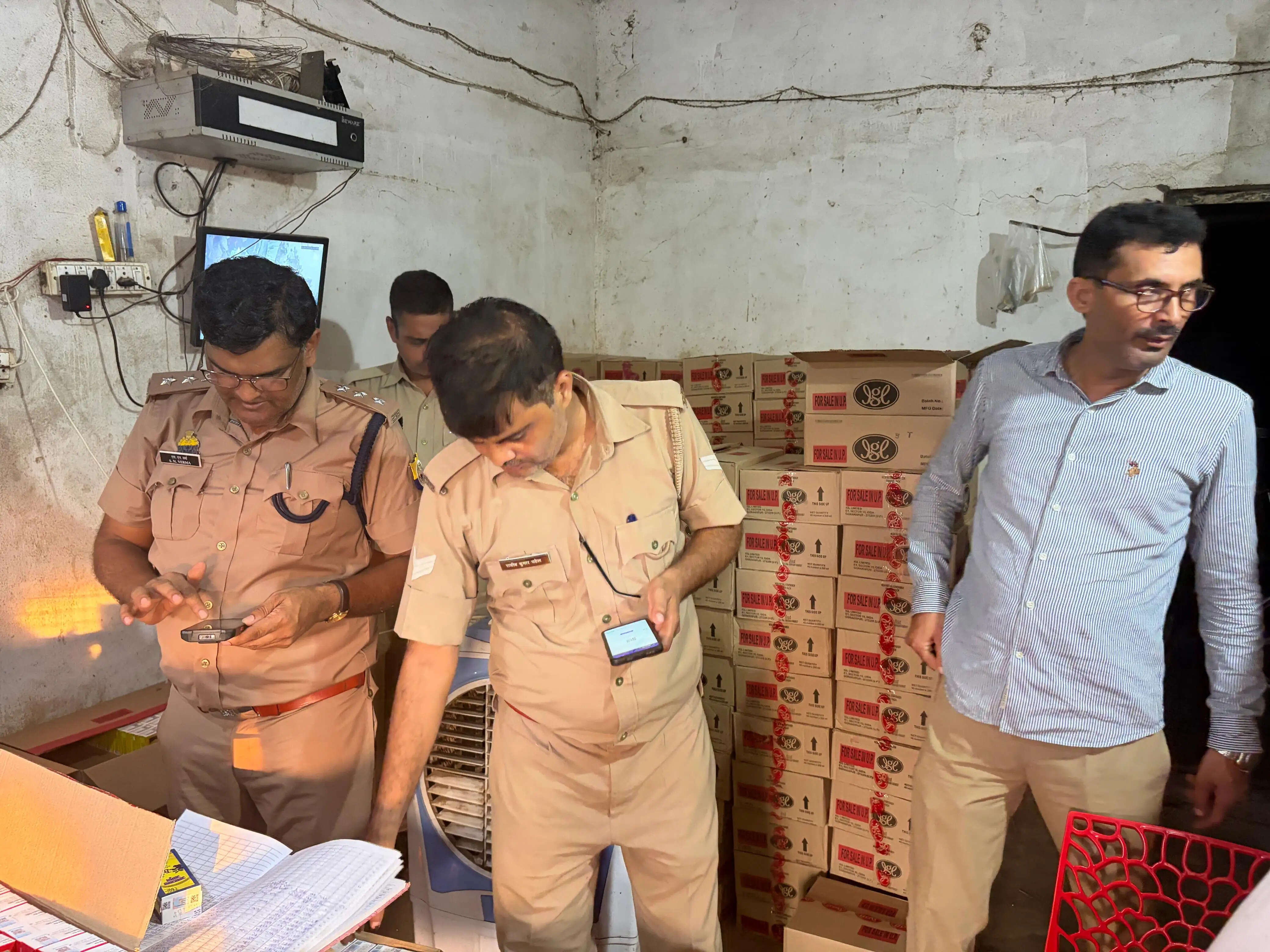 देशी मदिरा व कम्पोजिट दुकानों का आबकारी विभाग ने किया सघन निरीक्षण