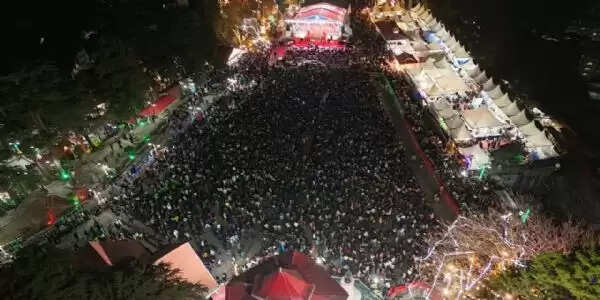 शिमला में हज़ारों सैलानियों ने मनाया नए साल का जश्न, नहीं गिरी बर्फ