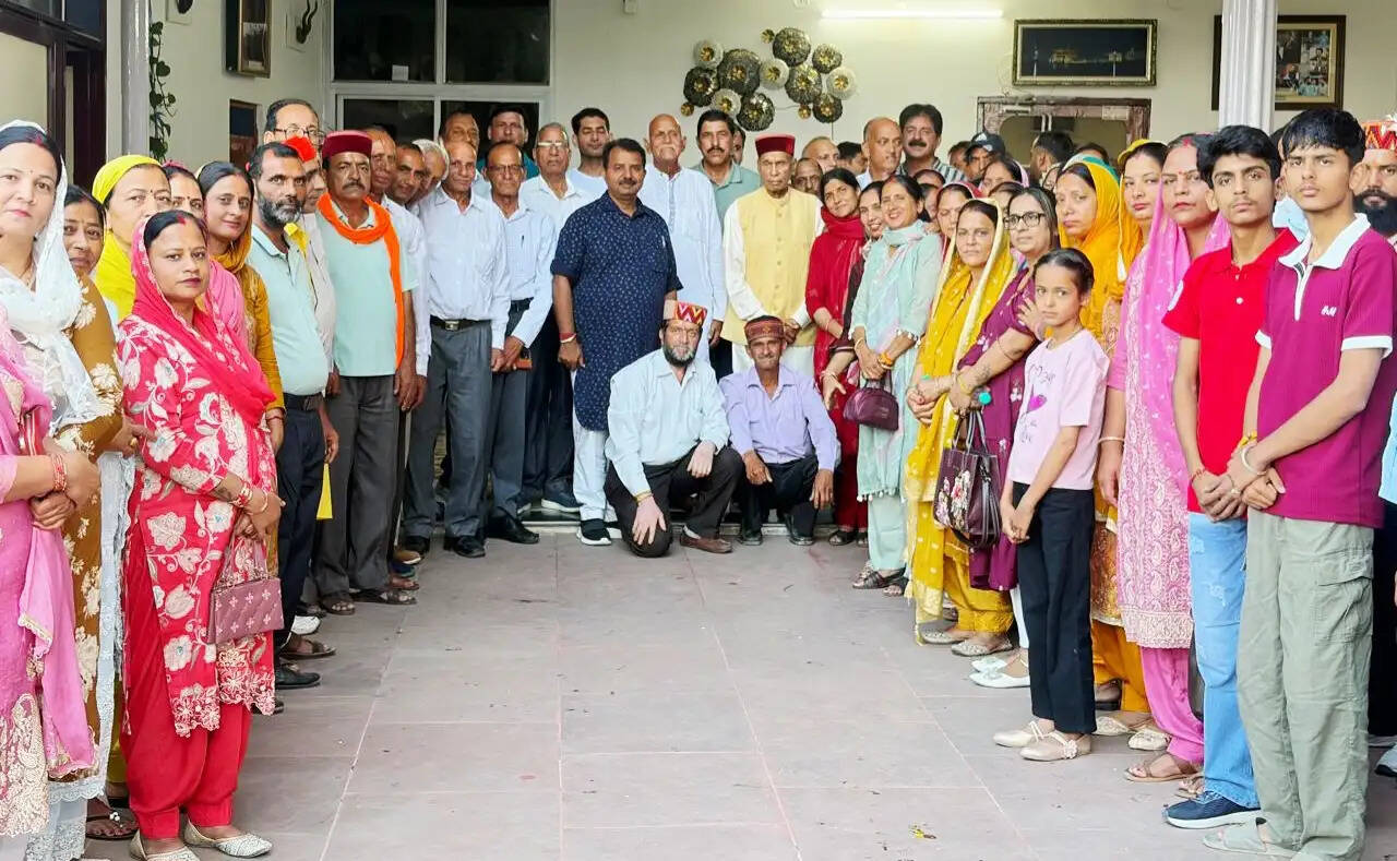 पंचायती राज चुनावों में विजयी जनप्रतिनिधियों का समीरपुर पहुंचने का सिलसिला जारी, प्रो. प्रेम कुमार धूमल से लिया आशीर्वाद