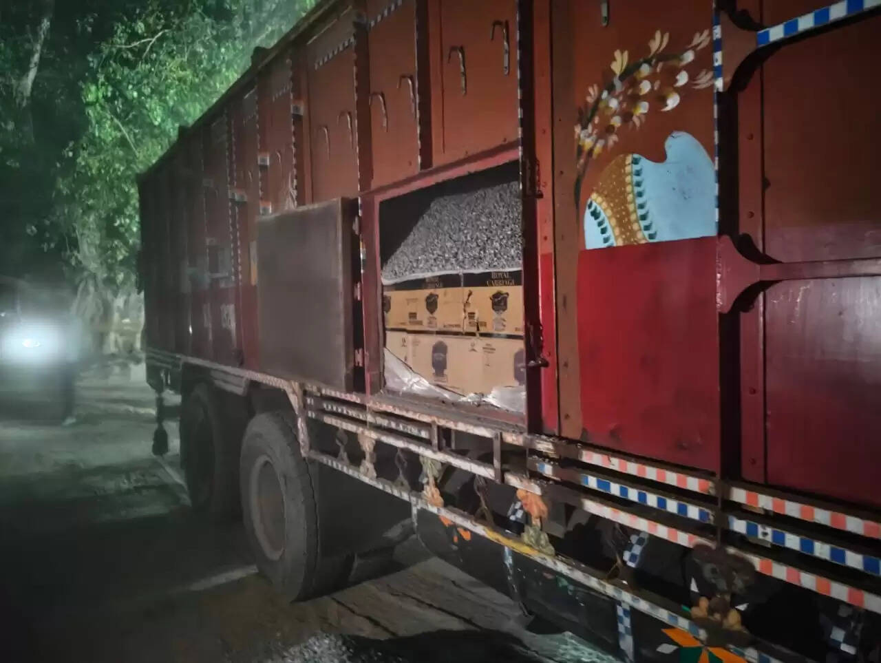 ट्रक पर लदी गिट्टी में छुपाकर लायी जा रही विदेशी शराब की बड़ी खेप बरामद