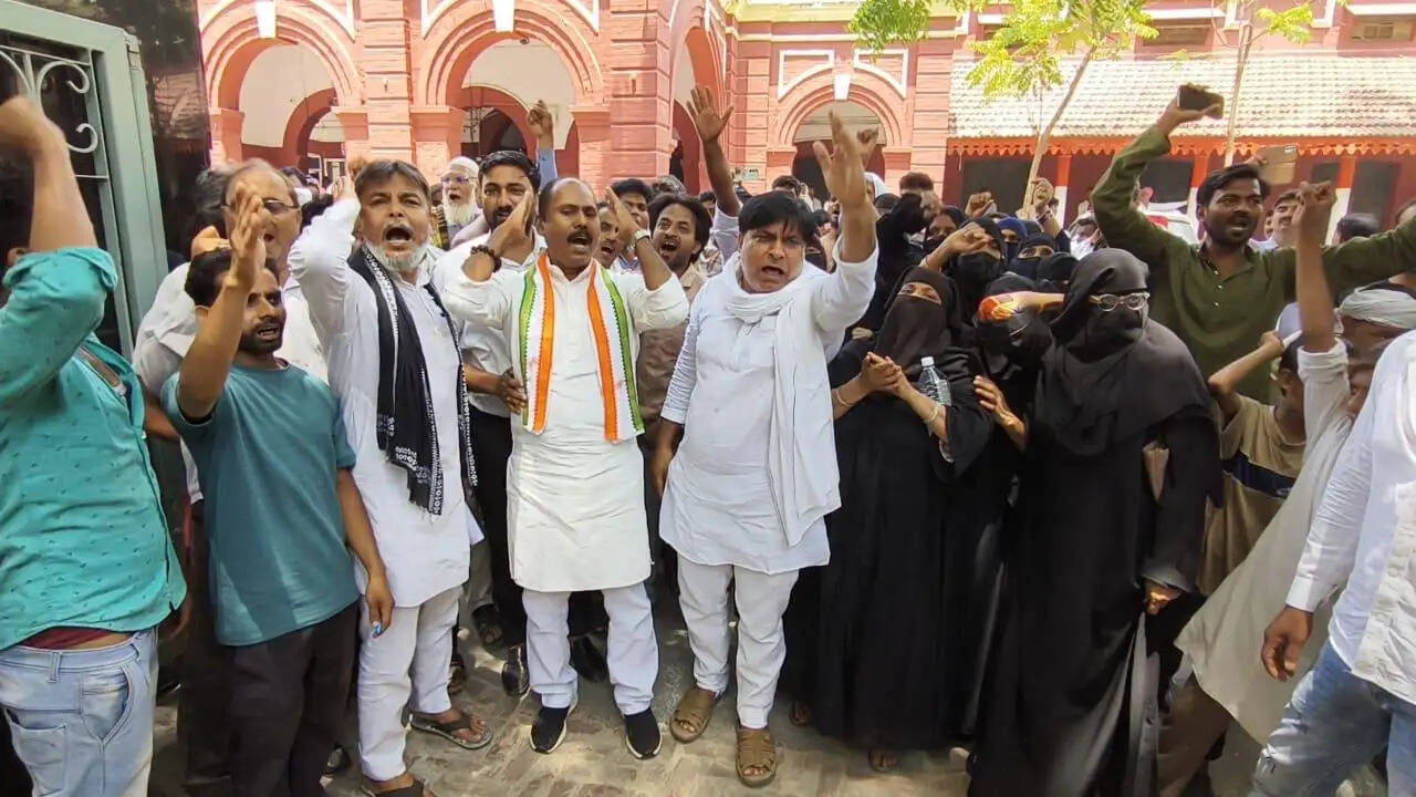 जौनपुर में बिजली संकट के खिलाफ कांग्रेसियों ने किया प्रदर्शन