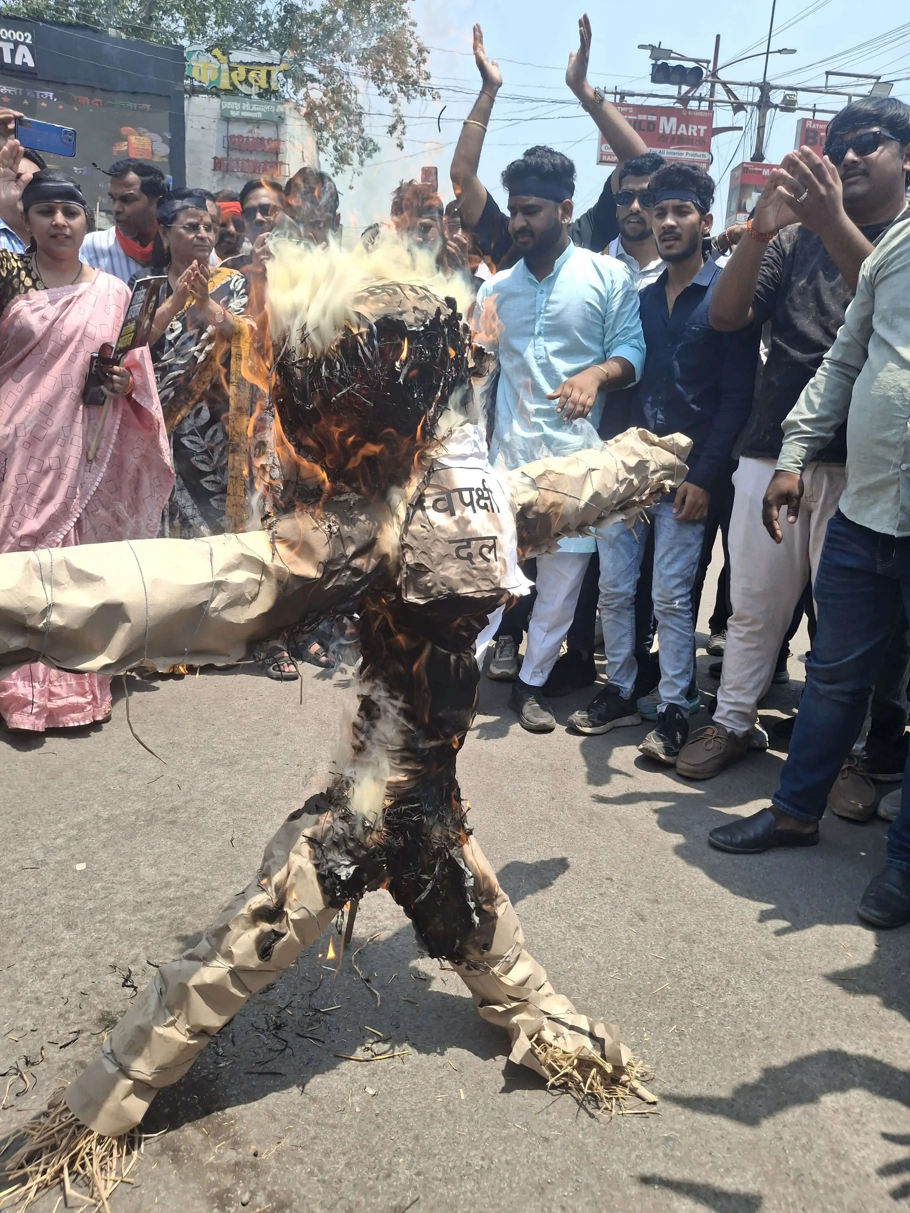 कोरबा: नारी शक्ति वंदन अधिनियम के विरोध पर भाजपा का प्रदर्शन, कांग्रेस का पुतला फूंका