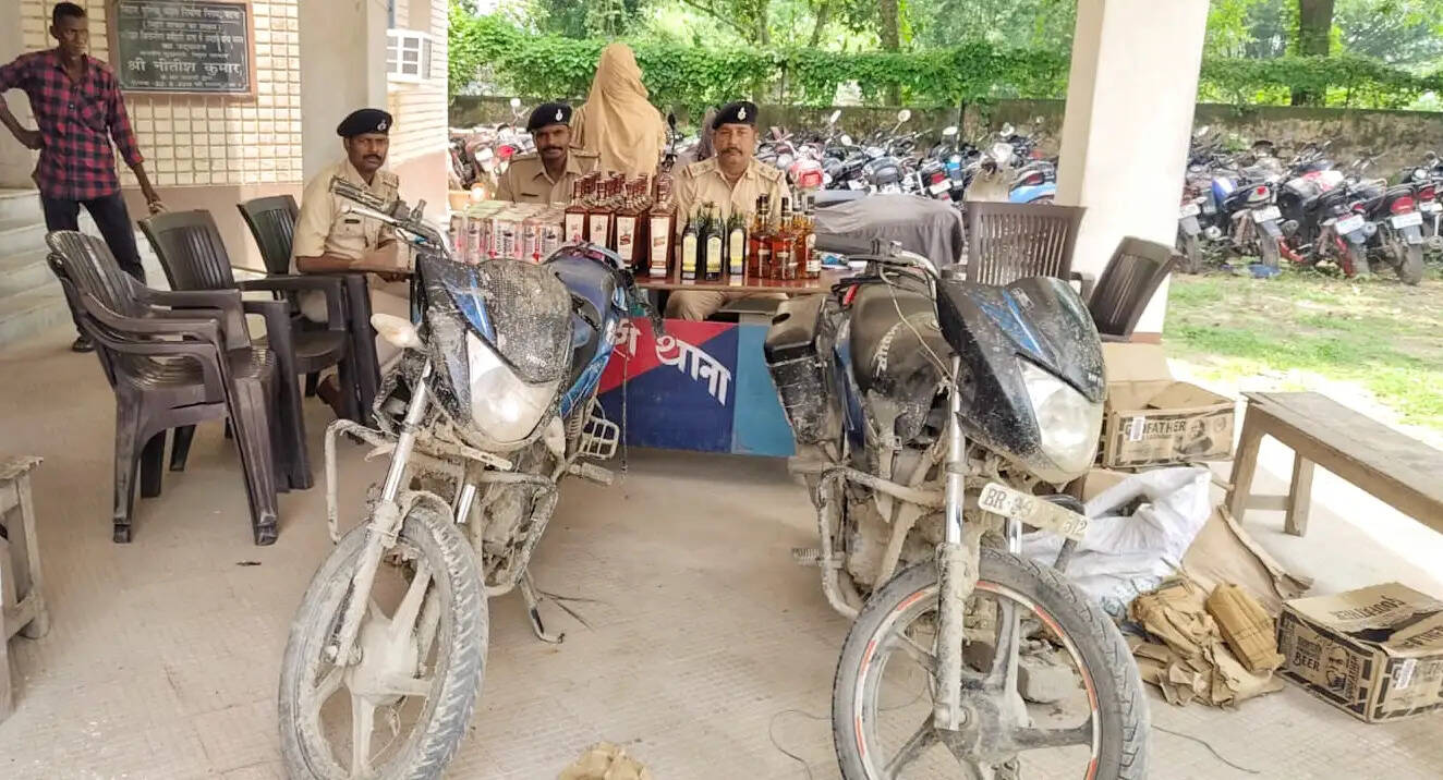 शराब के साथ दो तस्कर गिरफ्तार