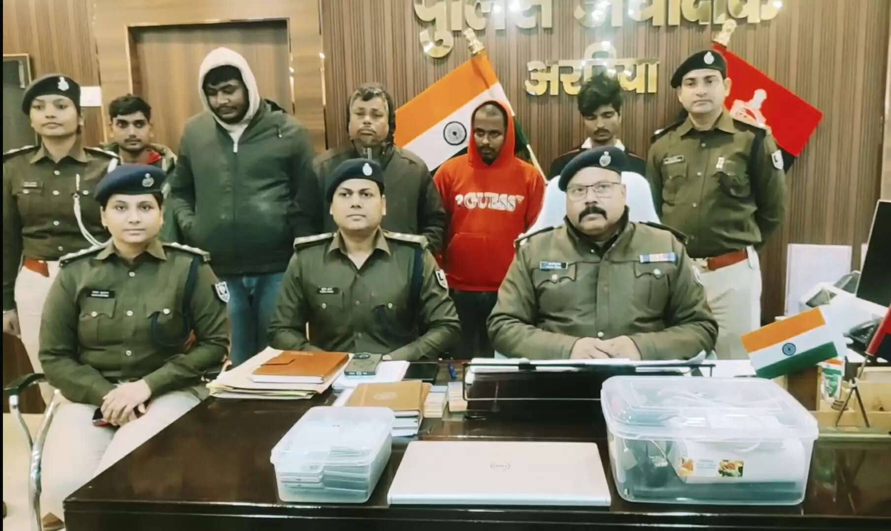 सरकारी दस्तावेज से अंगूठा का निशान निकालकर रबड़ का अंगूठा बनाकर अवैध निकासी करने वाले पांच शातिर साइबर ठग गिरफ्तार