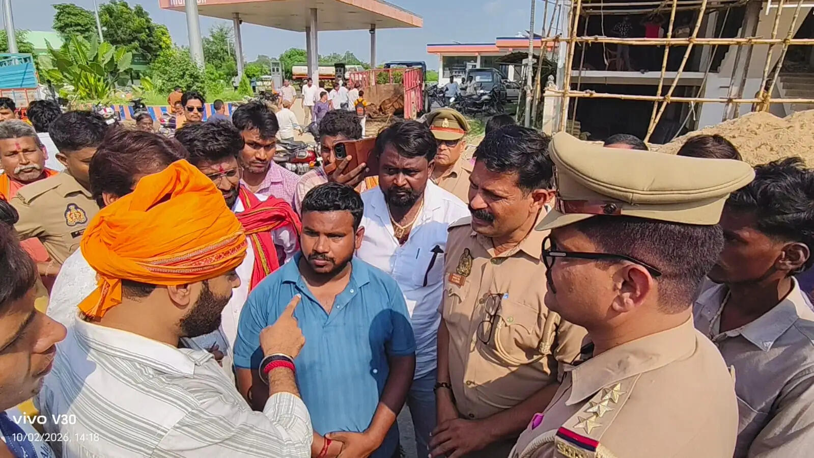 मवेशियों से लदी ट्राली का टायर फटा, दम घुटने से चार की मौत&nbsp;हिंदू संगठनों ने वाहन रोककर किया प्रदर्शन