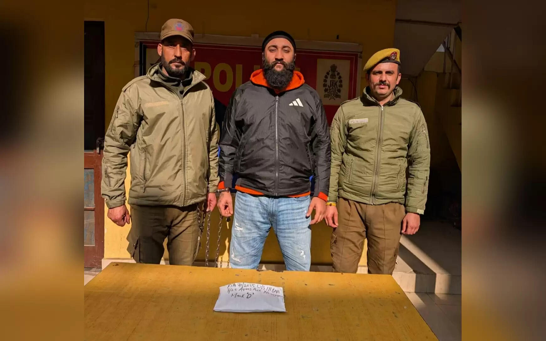 पिस्तौल के साथ एक अपराधी गिरफ्तार