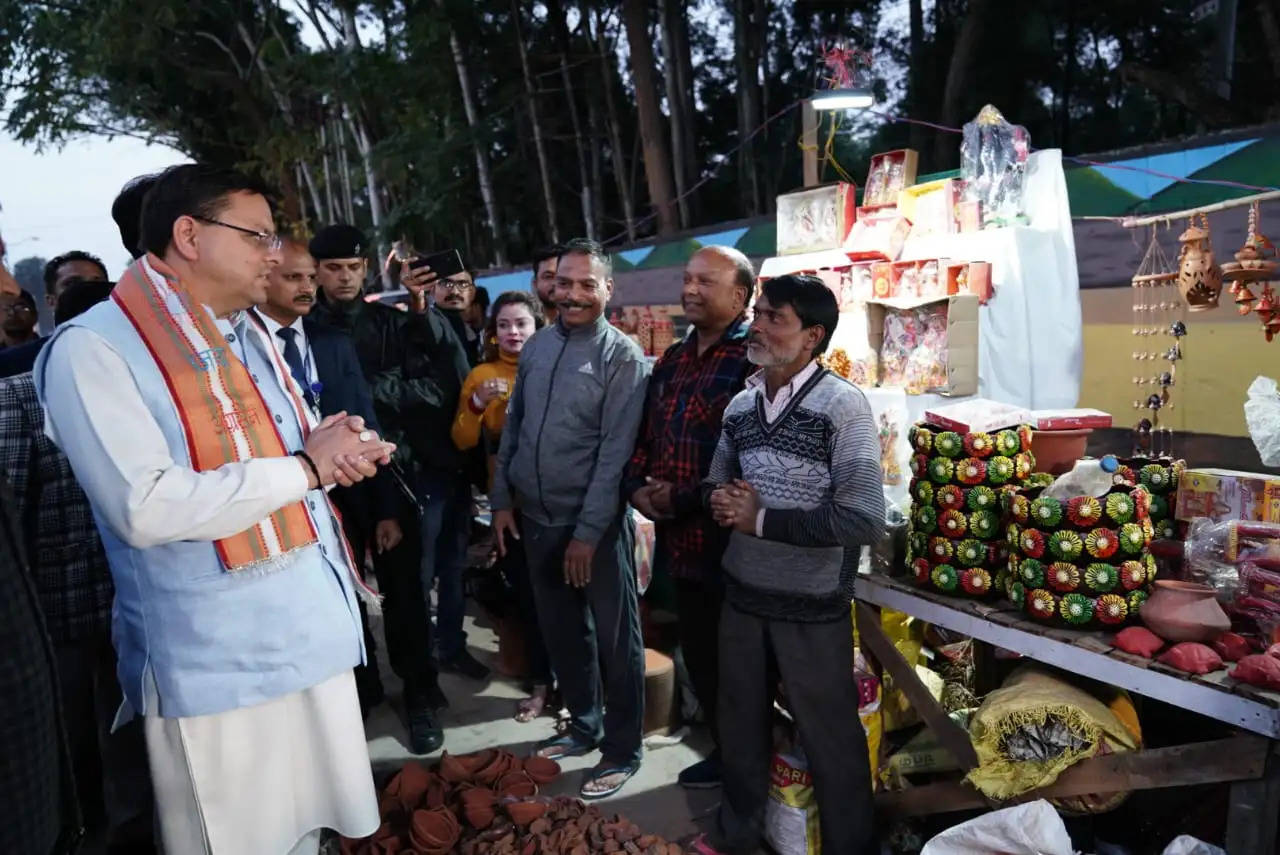 मुख्यमंत्री पहुंचे कुम्हार मंडी, मिट्टी के दीये क्रय कर किया डिजिटल भुगतान