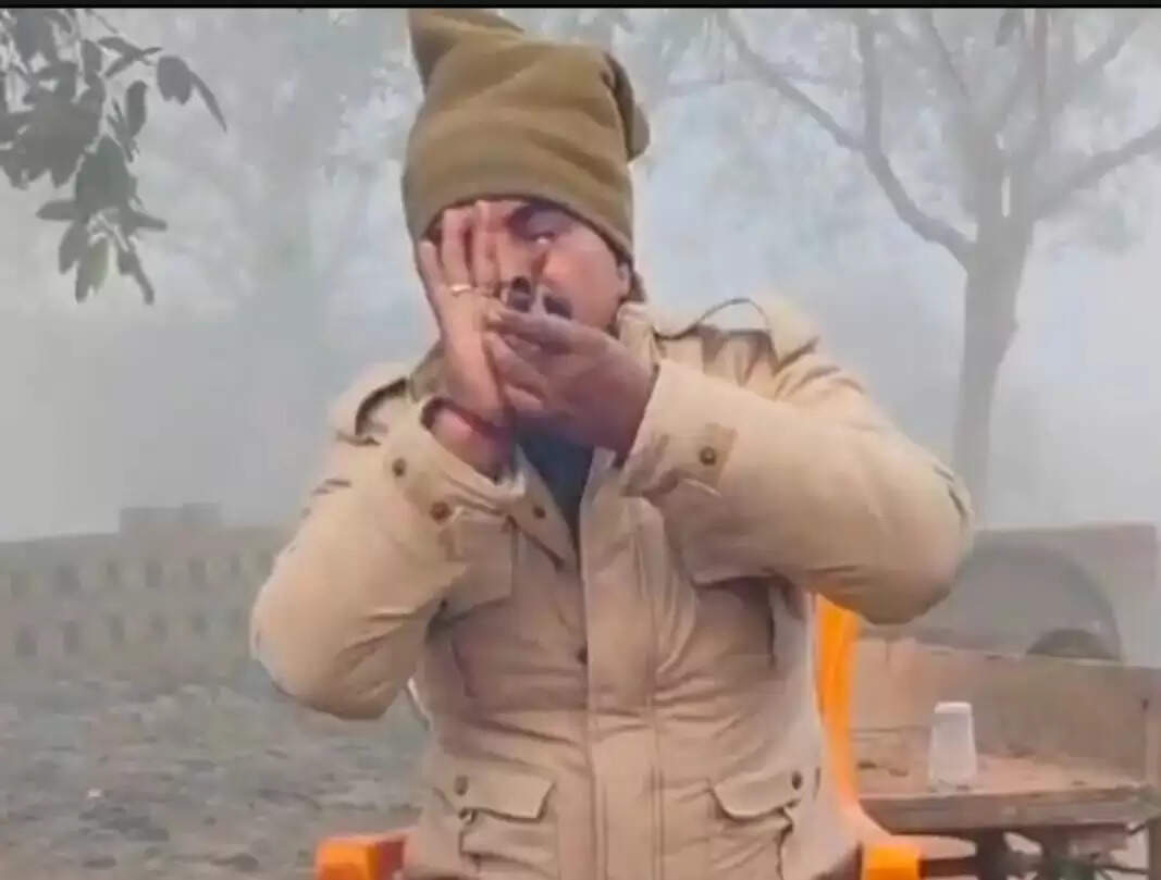 पुलिस कर्मी के हाथ में चिलम,गांजा और गिलास- वर्दी हुई शर्मसार