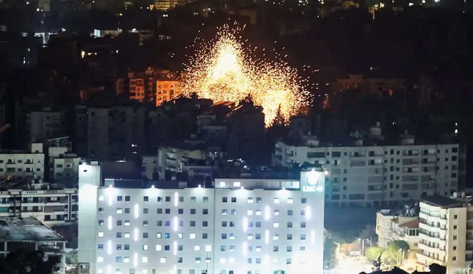 इजराइल ने लेबनान पर दागे रॉकेट, मिसाइल, बेरूत में कई स्थानों पर लगी आग