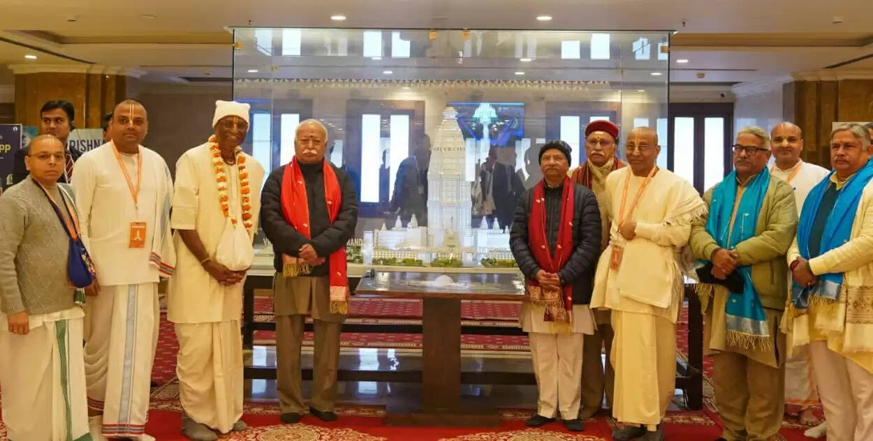 मोहन भागवत ने वृंदावन चंद्रोदय मंदिर में किए दर्शन, बच्चों को वितरित किया मध्याह्न भोजन