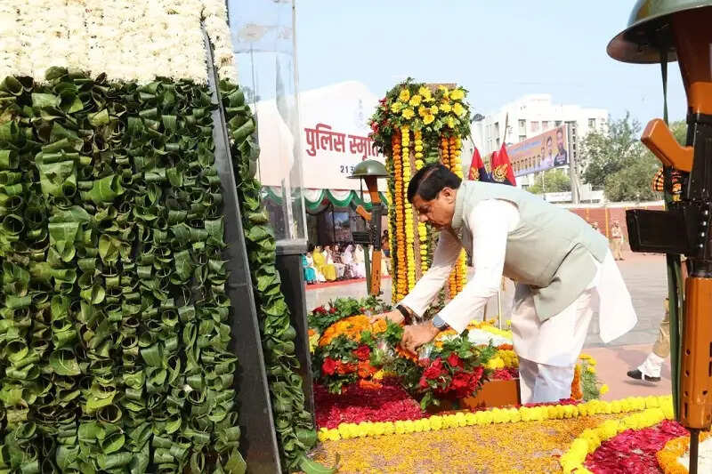 मप्र : मुख्यमंत्री की घोषणा - अब शहीद पुलिसकर्मी की पत्नी और माता-पिता को मिलेगे 50-50 लाख