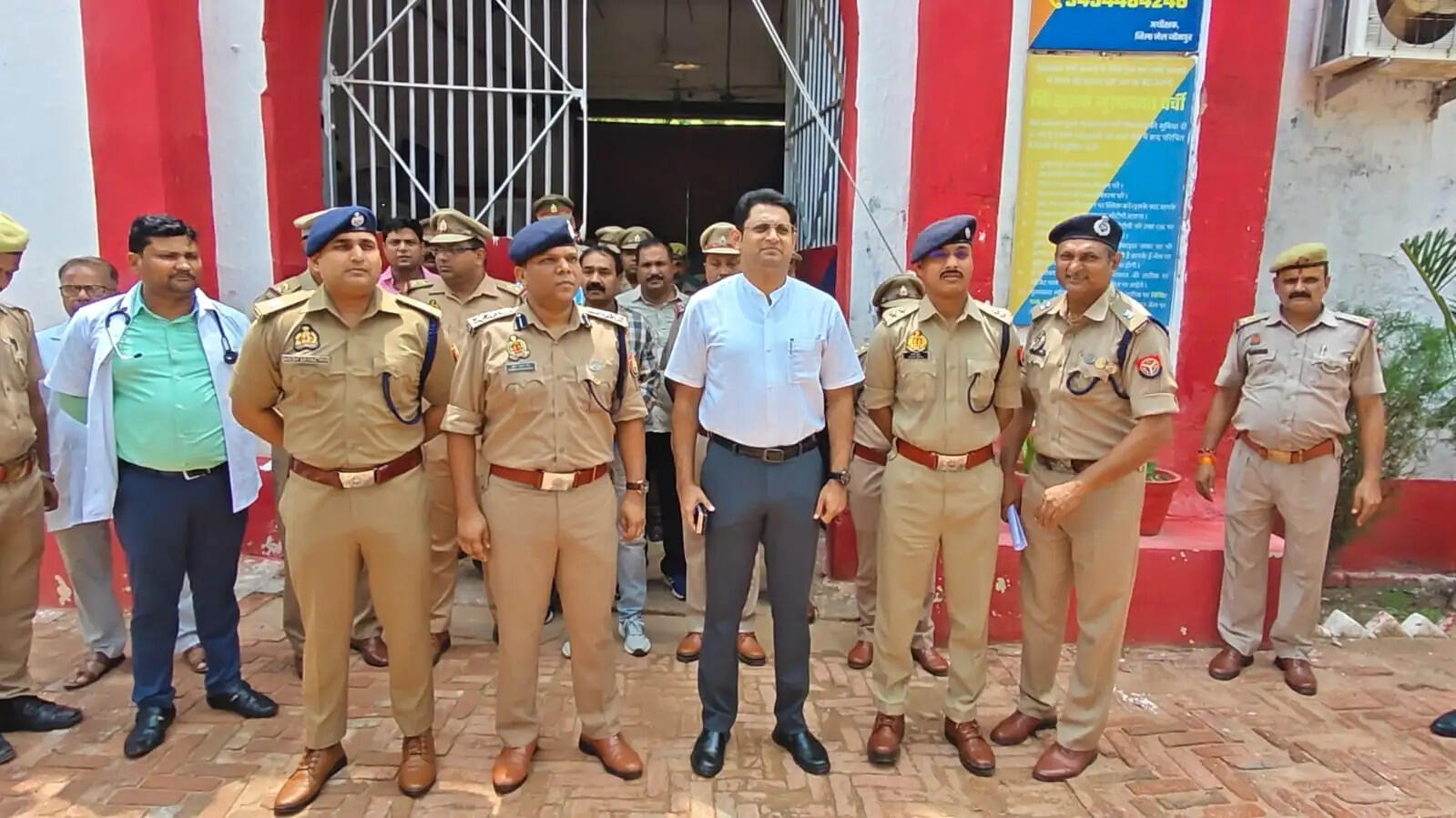 जिलाधिकारी-एसपी ने जिला कारागार का किया औचक निरीक्षण, बंदियों से संवाद कर परखीं व्यवस्थाएं