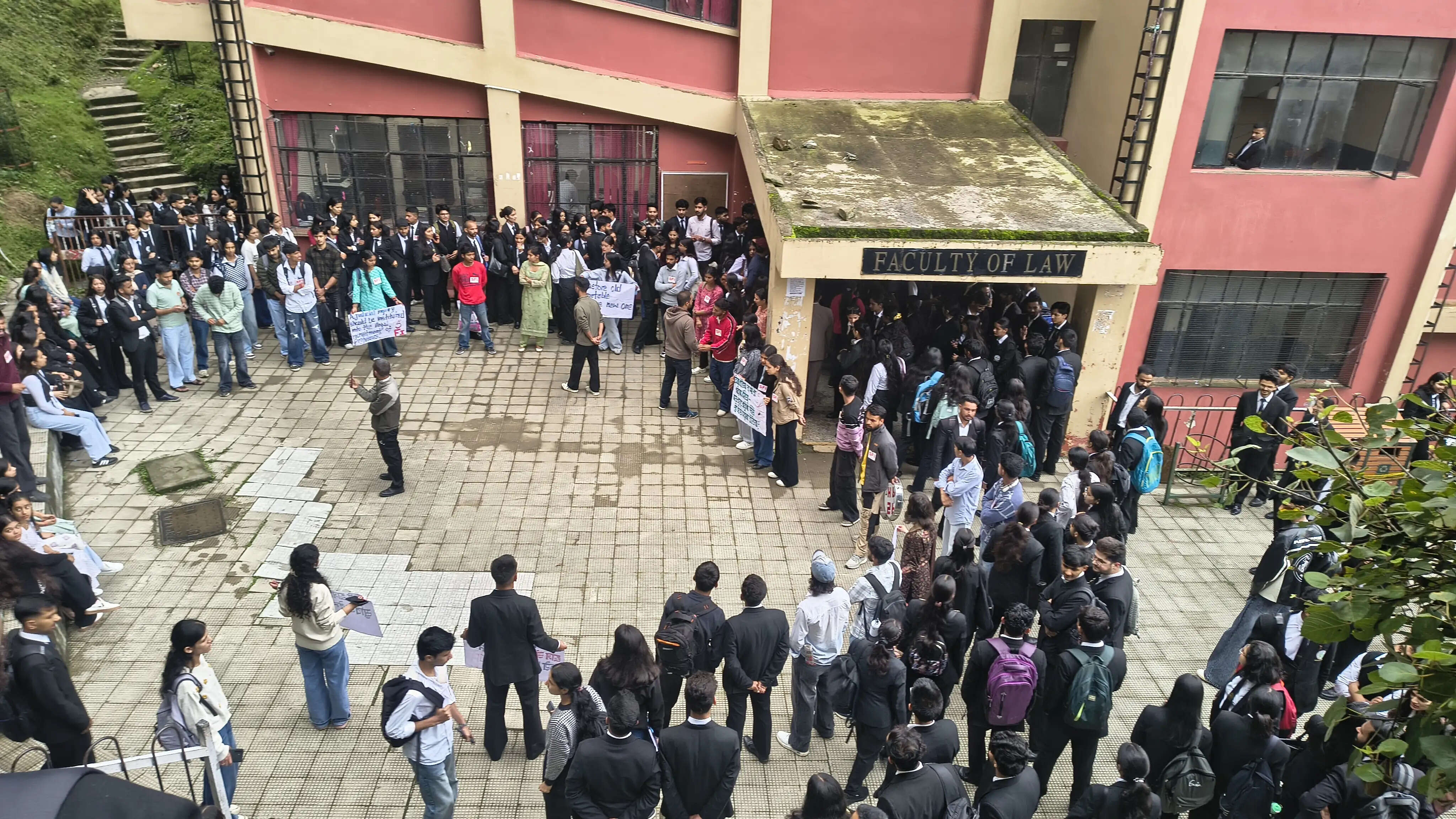 फीस बढ़ोतरी और नई समय-सारणी के विरोध में एसएफआई का हिमाचल विवि में प्रदर्शन
