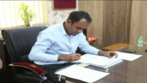 सागर: नरवाई जलाने वाले किसानों पर एफआईआर, कलेक्टर ने दी सख्त चेतावनी