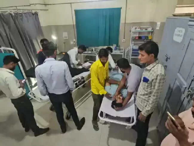 शाजापुरः तेज रफ्तार कार ने सड़क किनारे खड़ी बुलेट और दो लोगों को मारी टक्कर, दोनों घायल