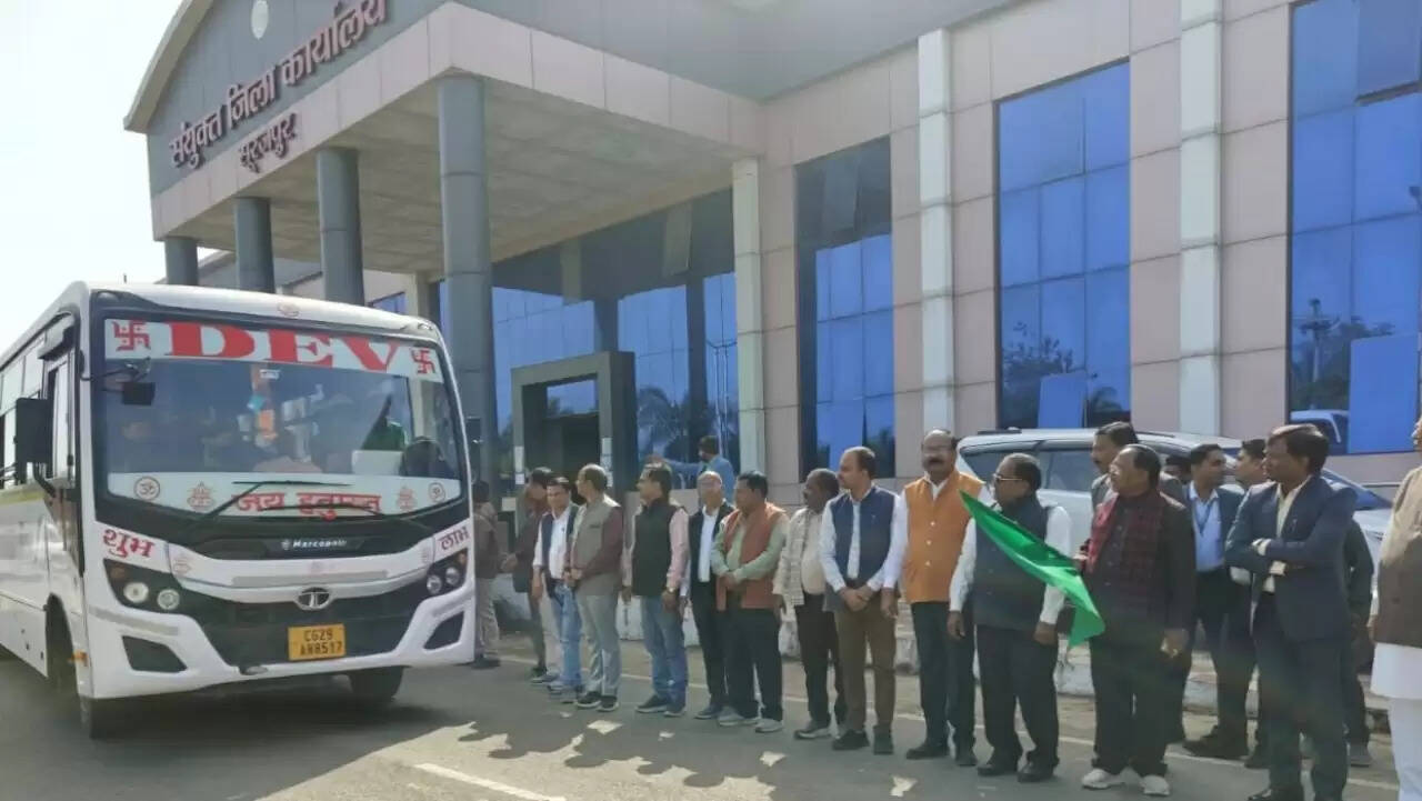 सूरजपुर: मंत्री रामविचार नेताम ने विद्यार्थियों की शैक्षणिक भ्रमण बस को हरी झंडी दिखाकर किया रवाना