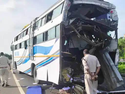मप्र&nbsp;के&nbsp;सिवनी में खड़ी बस में पीछे से घुसा तेज रफ्तार ट्रक, एक यात्री की मौत, 18 घायल