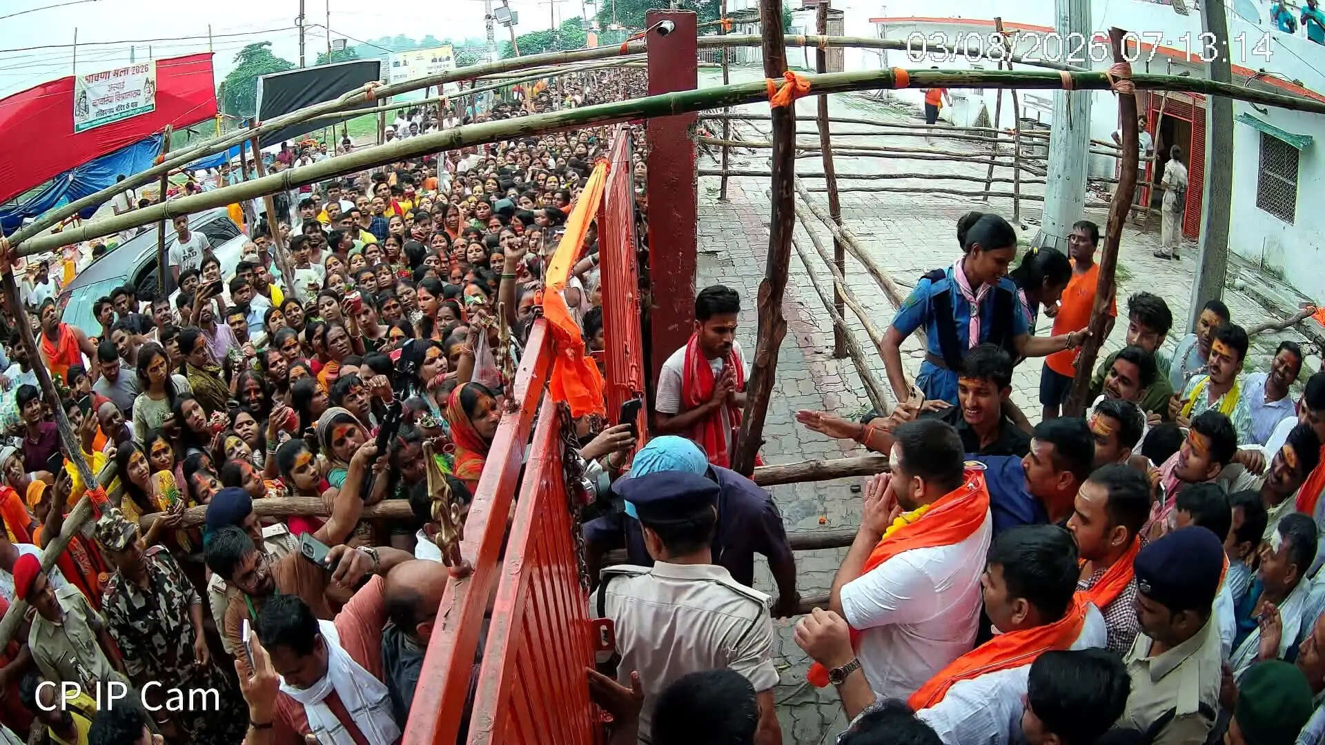 सावन की पहली सोमवारी पर बाबा हरिहरनाथ मंदिर में तेजस्वी यादव ने किया जलाभिषेक