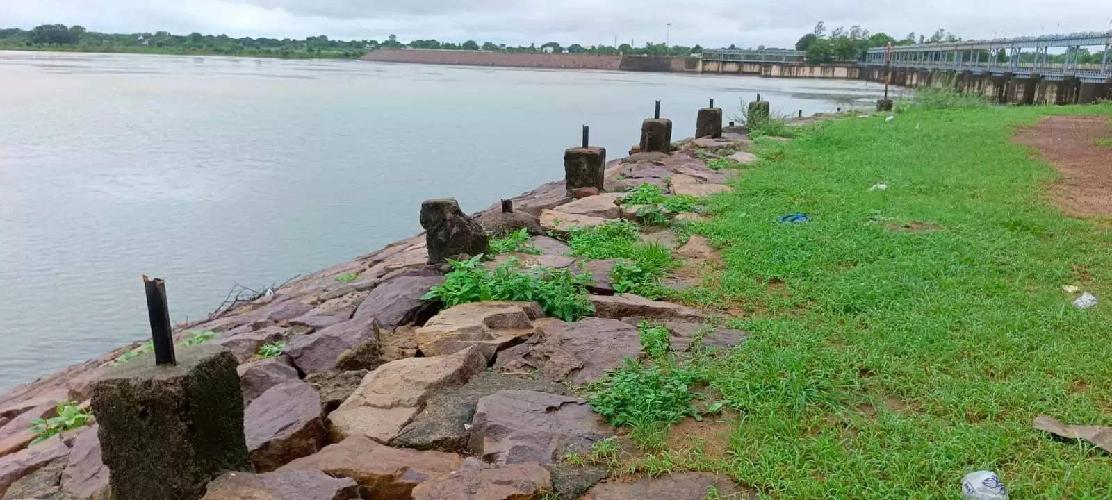 रुद्री बैराज के उद्यान सुरक्षा पर चोरी भारी, सुरक्षा घेरा काटकर ले गए चोर