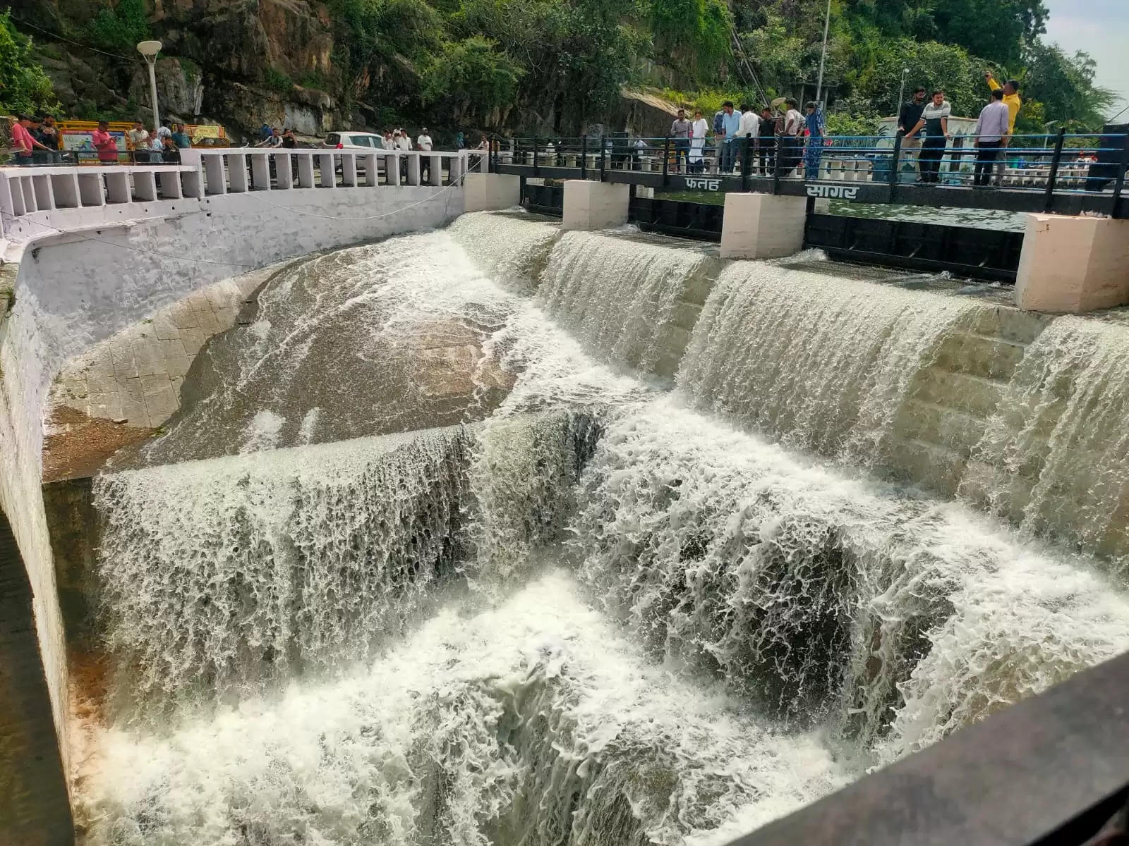 विश्व प्रसिद्ध फतहसागर झील ओवरफ्लो, चार गेट खोले