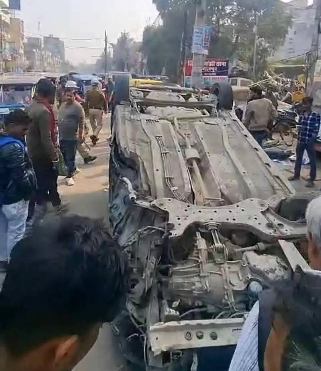 बाइक सवार को बचाने में अनियंत्रित हुई कार, बाल-बाल बचे कार सवार