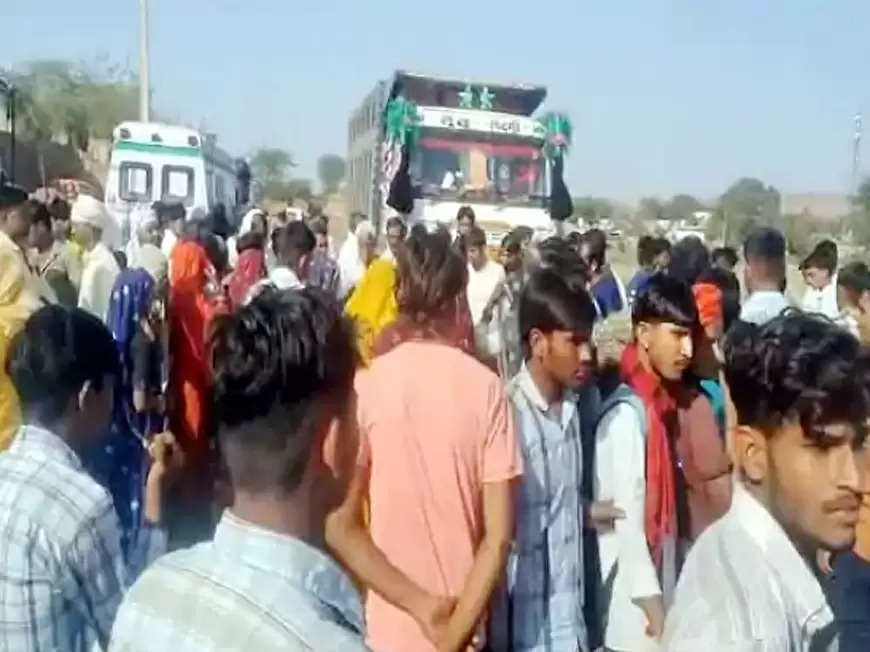 तलाई में डूबे दो भाईयों की मौत के बाद ग्रामीणों ने किया सड़क मार्ग जाम