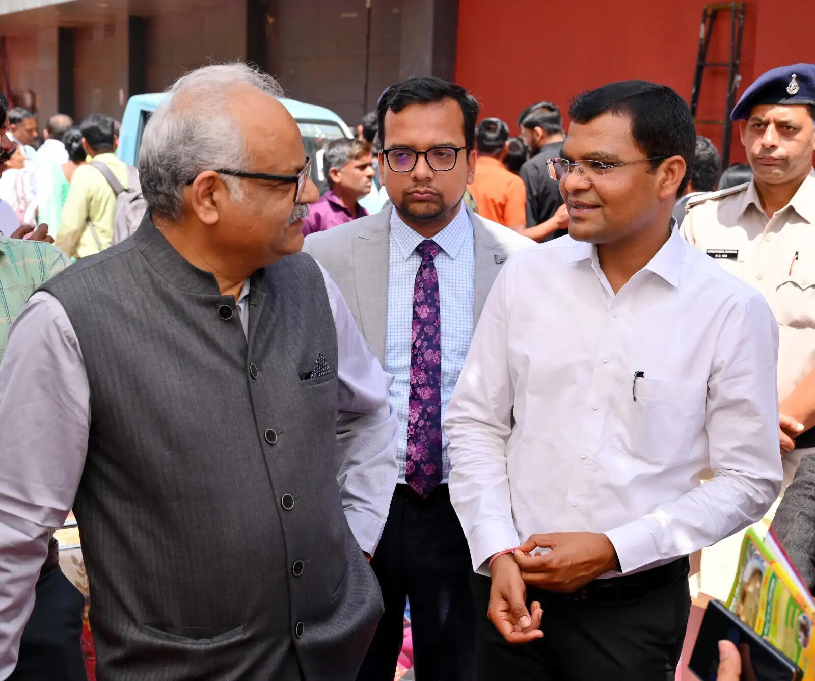 मानस भवन राजस्व शिविर का न्यायमूर्ति विवेक रूसिया द्वारा निरीक्षण