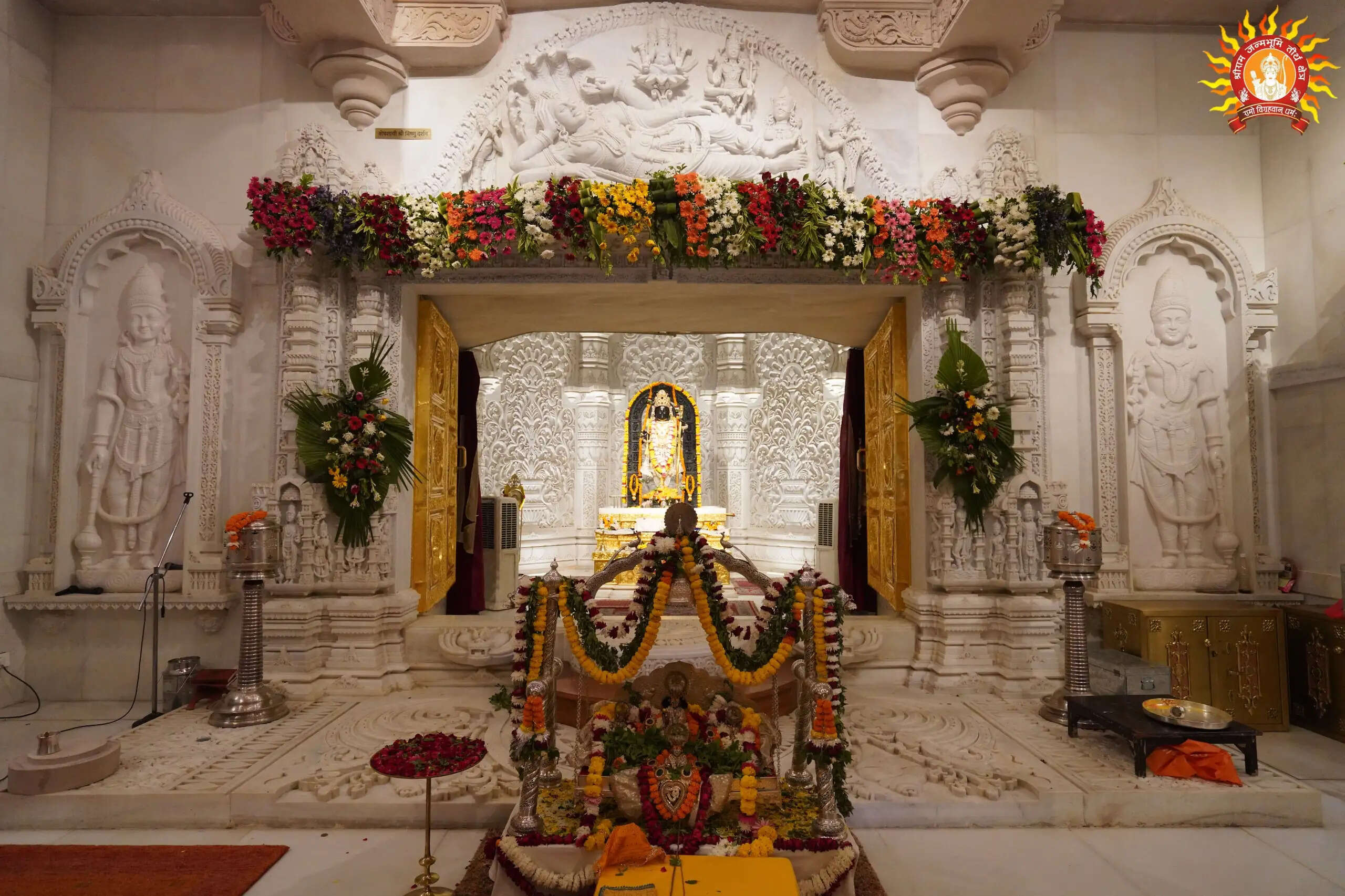 श्री राम जन्मभूमि: प्रभु श्रीराम भाइयों के साथ झूला झूल रहे, शेषावतार की विशेष पूजा